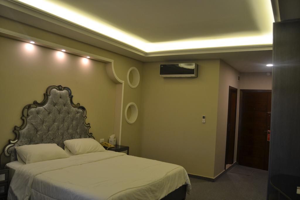 Platinum Hotel Tyre Exterior photo